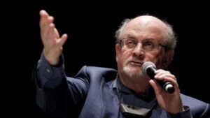 Apuñalaron al escritor Salman Rushdie durante una conferencia en Nueva York