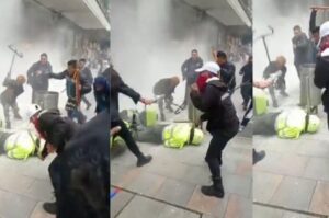 Batalla campal y brutal paliza a un policía en Bogotá