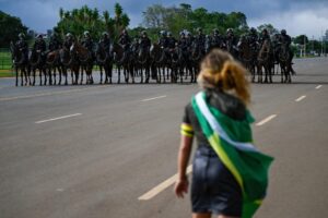 Bolsonaro, a dar explicaciones  ante la  Justicia, Lula a enfrentar más desafíos