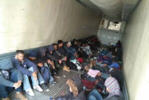 Hallan a 136 migrantes hacinados dentro de un camión en México